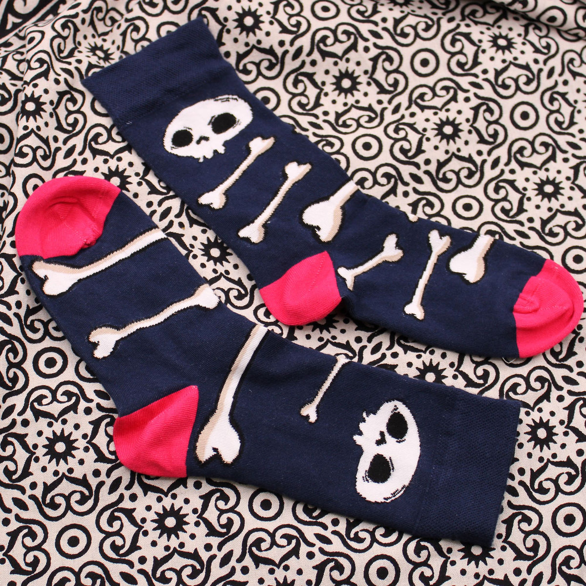 Skulls and Bones Bamboo Socks – Size 36–40