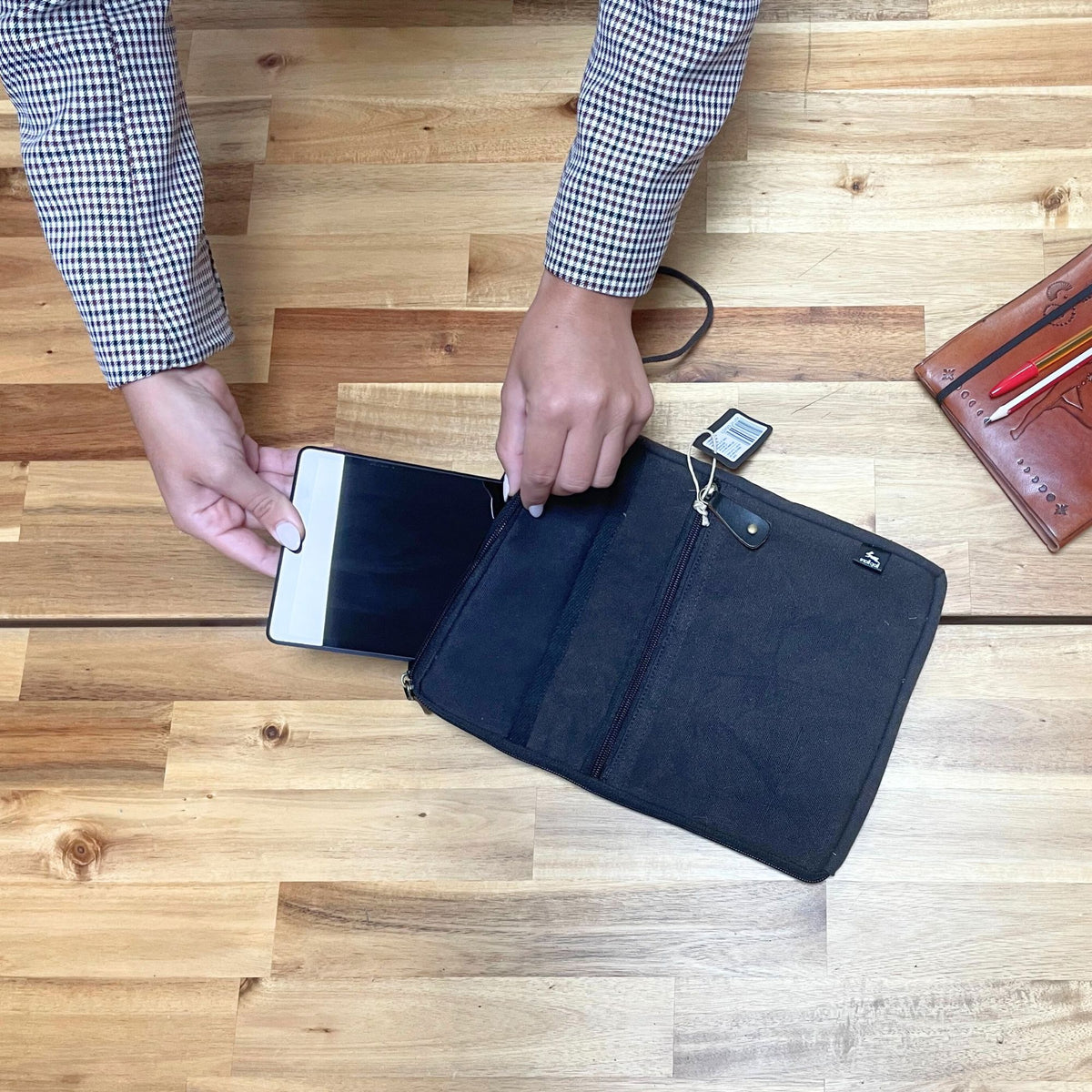 Charcoal Stonewash Tablet Pouch – 21 × 29cm
